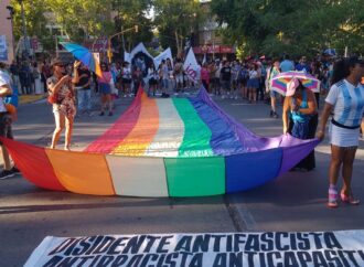 MARCHA DISIDENTE EN SAN JUAN, CON 40 GRADOS DE CALOR, MAS DE 3.000 SANJUANINOS/AS CONTRA LOS DICHOS DE JAVIER MILEI.