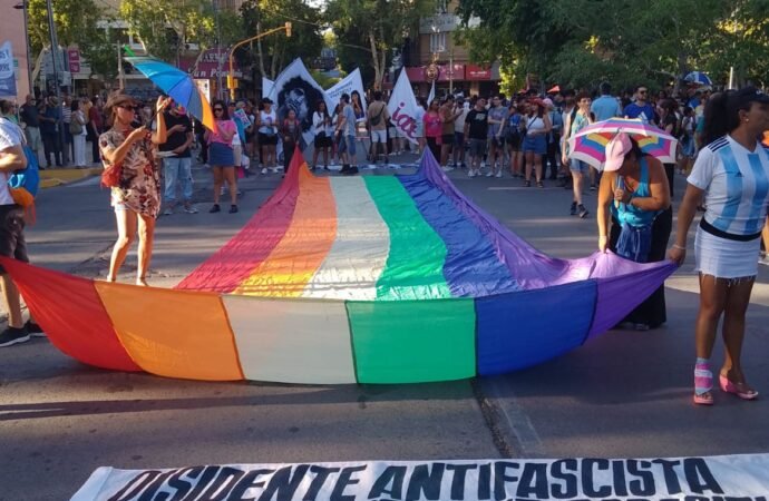 MARCHA DISIDENTE EN SAN JUAN, CON 40 GRADOS DE CALOR, MAS DE 3.000 SANJUANINOS/AS CONTRA LOS DICHOS DE JAVIER MILEI.
