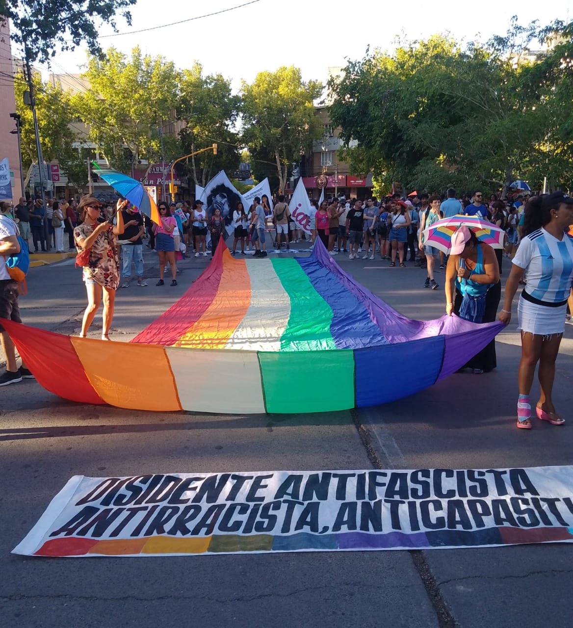 MARCHA DISIDENTE EN SAN JUAN, CON 40 GRADOS DE CALOR, MAS DE 3.000 SANJUANINOS/AS CONTRA LOS DICHOS DE JAVIER MILEI.