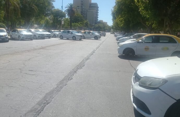 Taxistas y Remiseros salieron  a la calle para protestar contra  Uber. Y la inminente llegada de DiDi.