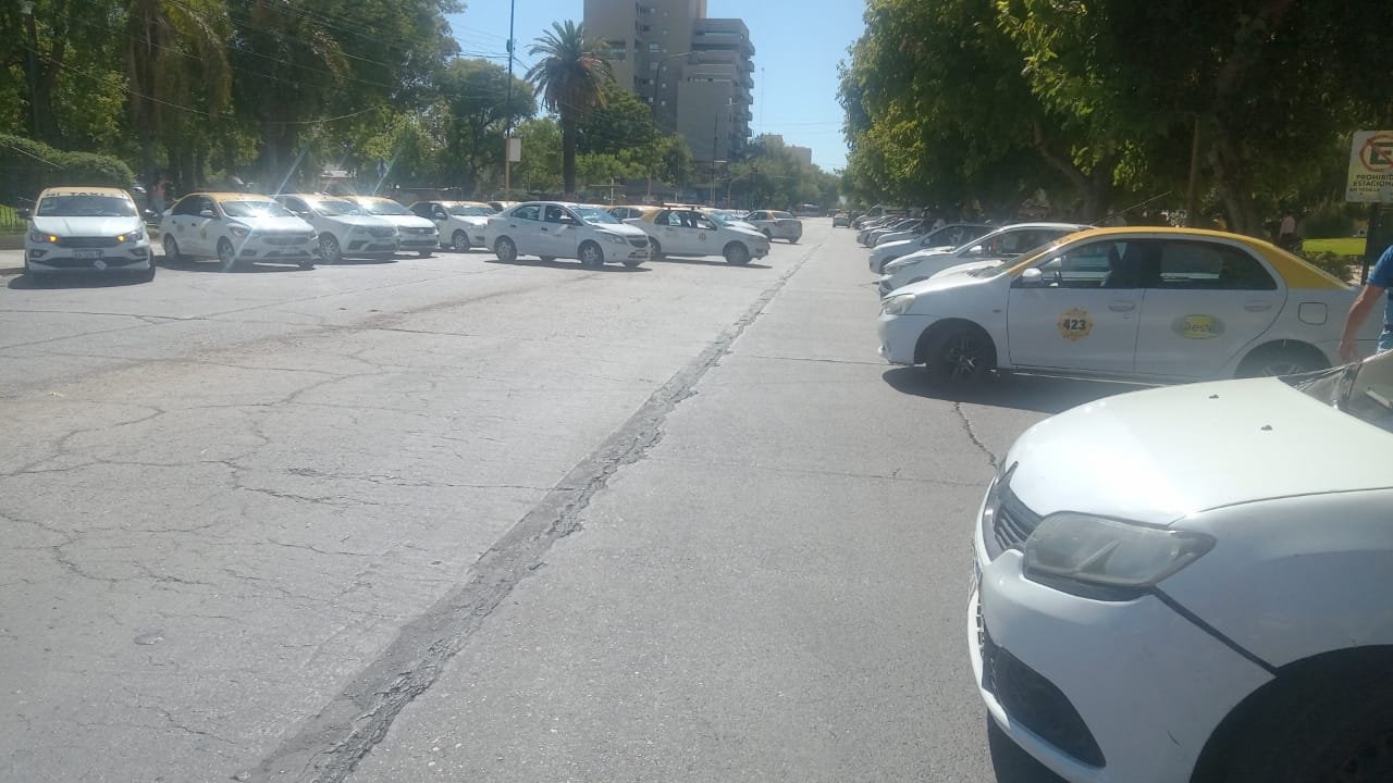 Taxistas y Remiseros salieron  a la calle para protestar contra  Uber. Y la inminente llegada de DiDi.