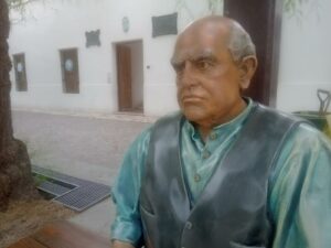 LA ESTATUA DE SARMIENTO VOLVIÓ A SU CASA,ESTE JUEVES 27 DE FEBRERO.