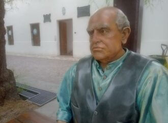 LA ESTATUA DE SARMIENTO VOLVIÓ A SU CASA,ESTE JUEVES 27 DE FEBRERO.