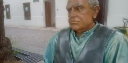 LA ESTATUA DE SARMIENTO VOLVIÓ A SU CASA,ESTE JUEVES 27 DE FEBRERO.