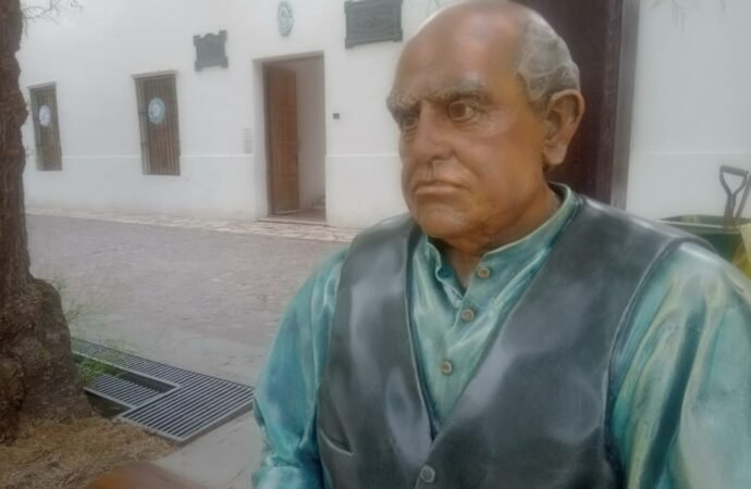 LA ESTATUA DE SARMIENTO VOLVIÓ A SU CASA,ESTE JUEVES 27 DE FEBRERO.