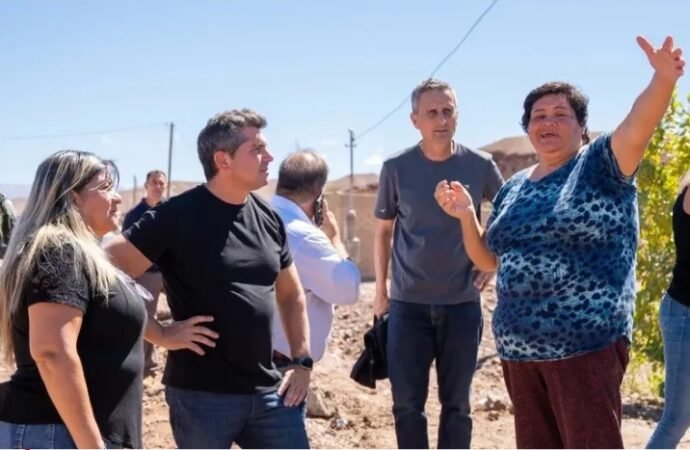 El gobernador recorrió las zonas afectadas por la lluvia en calingasta.
