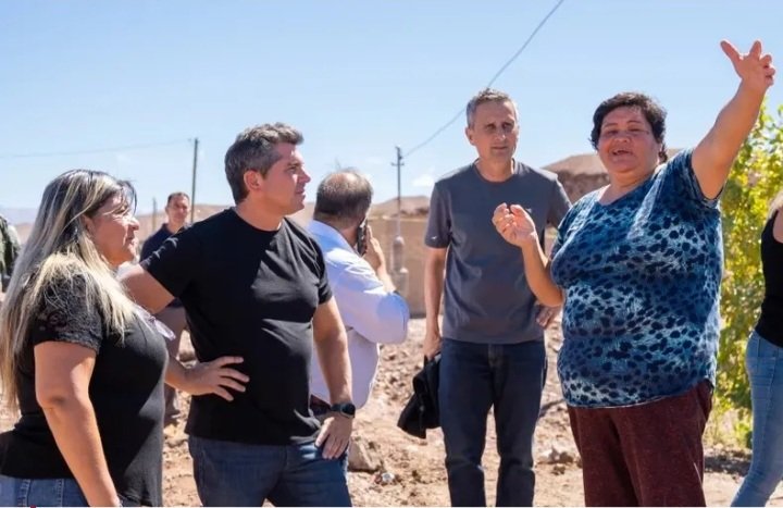 El gobernador recorrió las zonas afectadas por la lluvia en calingasta.