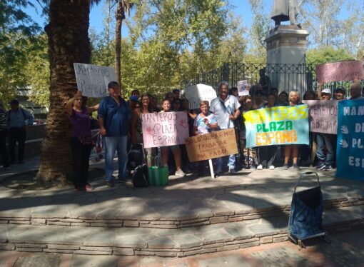 FERIANTES Y GASTRONÓMICOS, CONTRA MANTEROS, MUNICIPALIDAD DE CAPITAL SIN DARLES RESPUESTA.