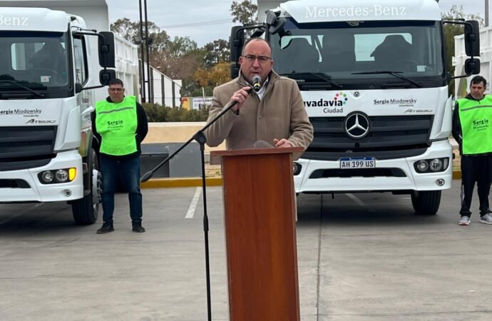 Rivadavia inicia su mes aniversario con la presentación de nuevos camiones para servicios públicos.