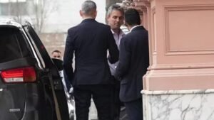 Milei y su gabinete, en repliegue: dos horas de reunión para frenar la crisis y redefinir la estrategia.