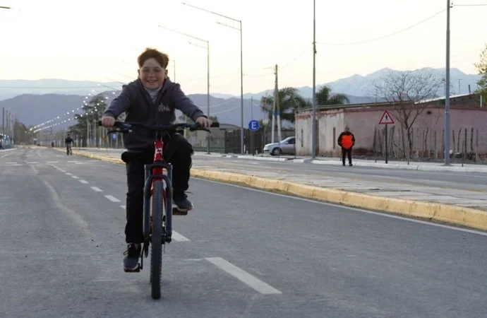 Orrego inauguró la Calle 5 y anunció obras viales en Rawson y Pocito