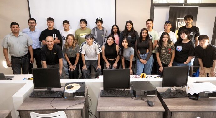 Jóvenes de Iglesia y Jáchal completaron capacitación y recibieron certificados en formación minera