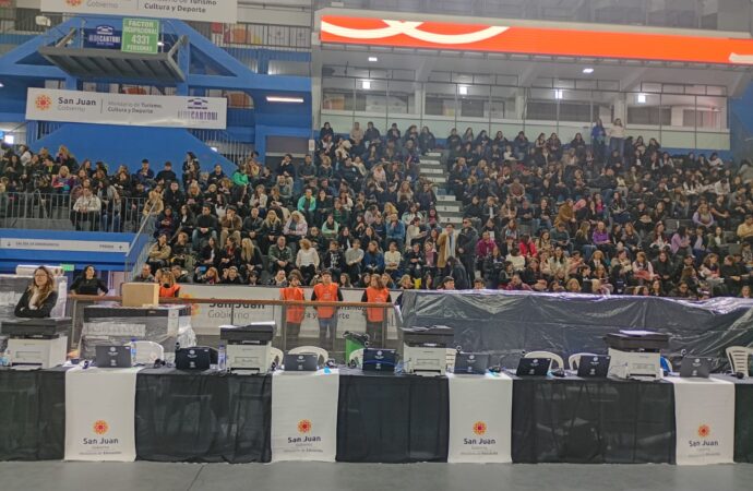 San Juan entregó cerca de 3.000 computadoras a docentes de primaria.